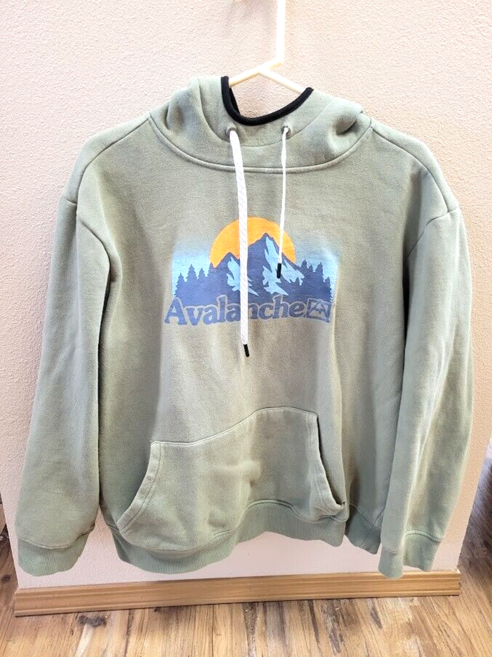 Avalanche Outdoor Supply Green Pullover Hoodie Size XL